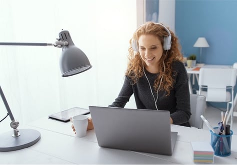 woman-at-computer-smiling-900x630